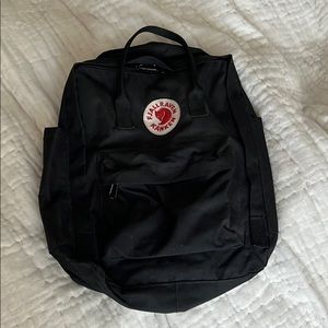 Black fjallraven kanken backpack